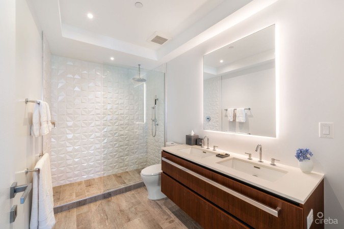 LUXURY BEACHFRONT PENTHOUSE 2 BED/2.5 BATH SOUTH SOUND