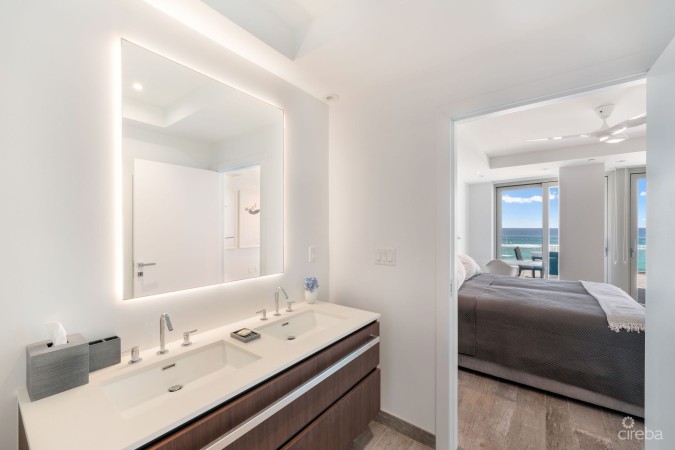 LUXURY BEACHFRONT PENTHOUSE 2 BED/2.5 BATH SOUTH SOUND