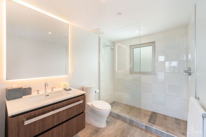 LUXURY BEACHFRONT PENTHOUSE 2 BED/2.5 BATH SOUTH SOUND