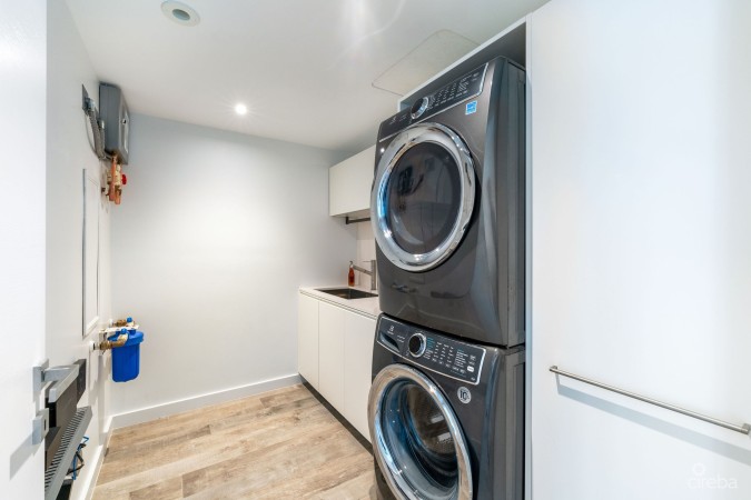 LUXURY BEACHFRONT PENTHOUSE 2 BED/2.5 BATH SOUTH SOUND