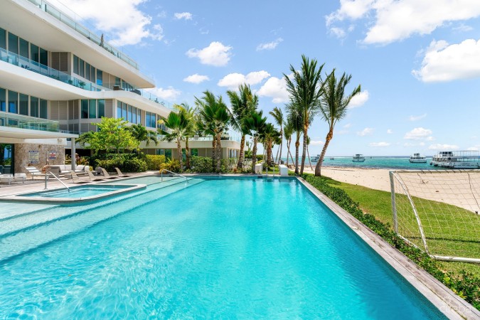 LUXURY BEACHFRONT PENTHOUSE 2 BED/2.5 BATH SOUTH SOUND