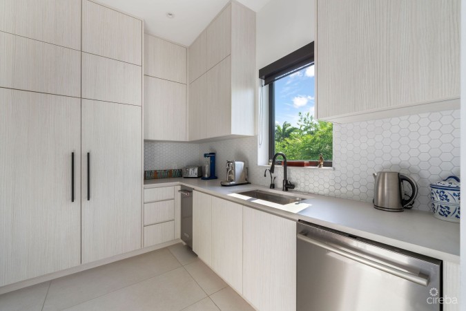 60 LALIQUE PENINSULA QUAY | LUXURY WATERFRONT LIVING IN CRYSTAL HARBOUR