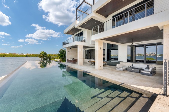 72 LALIQUE PENINSULA QUAY - SERENITY HOUSE IN CRYSTAL HARBOUR