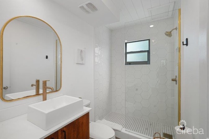 BOHO BEACH STUDIO 20 STEPS TO THE BEACH!