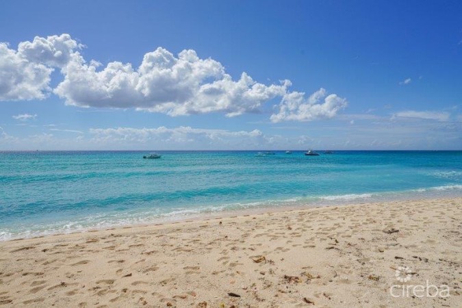 BOHO BEACH STUDIO 20 STEPS TO THE BEACH!