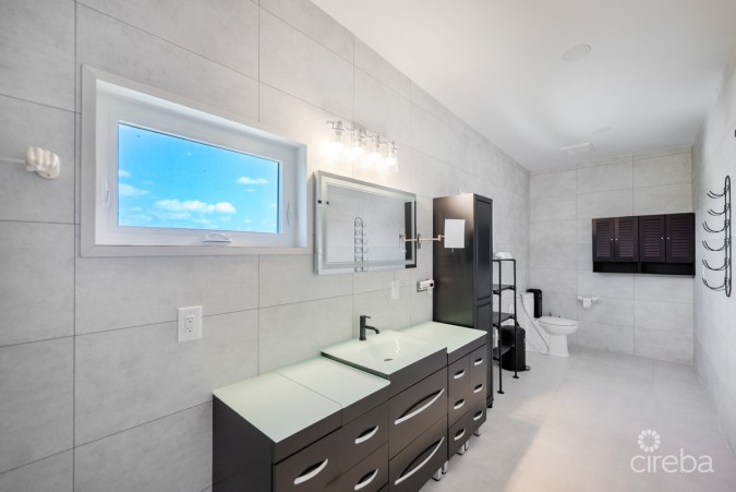 XL 3 BED WEST BAY DUPLEX WITH 2000 SQ FT OF STORAGE