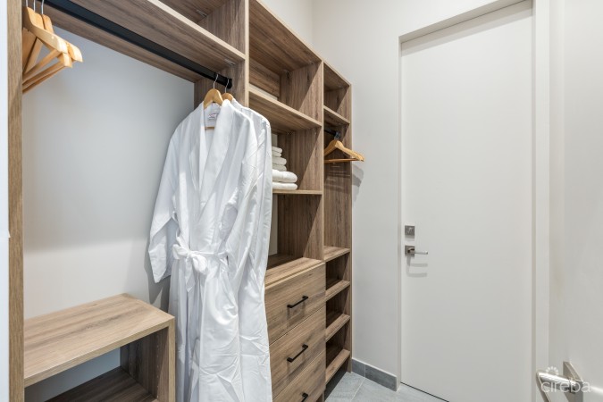 BELLA ROCCA, EAST END LUXURY VILLA