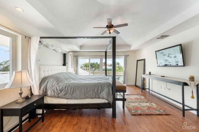 CRYSTAL HARBOUR CANAL FRONT HOME - 12 CRYSTAL DRIVE