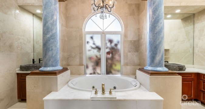 VILLA D'ESTE - PROSPECT POINT WATERFRONT HOME