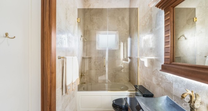 VILLA D'ESTE - PROSPECT POINT WATERFRONT HOME