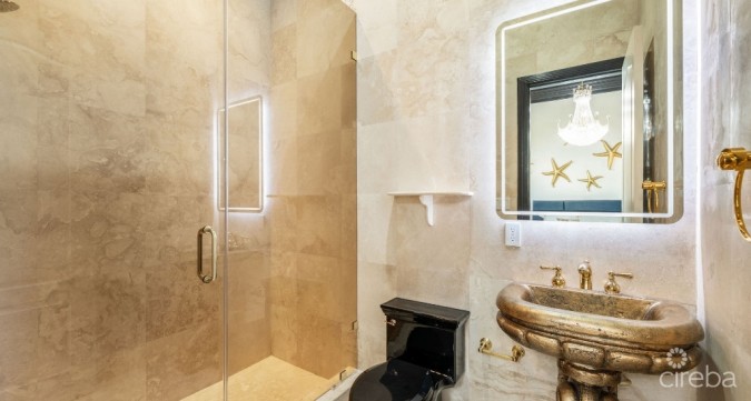 VILLA D'ESTE - PROSPECT POINT WATERFRONT HOME