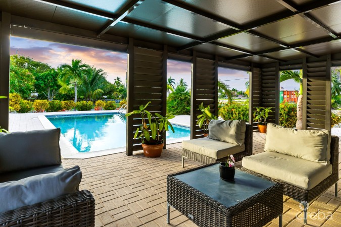 IMMACULATE 3BR FAMILY HOME W/ ADJACENT CANAL LOT