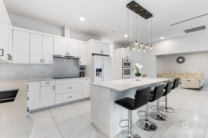 IMMACULATE 3BR FAMILY HOME W/ ADJACENT CANAL LOT