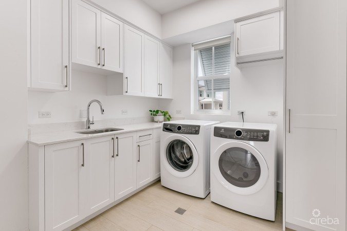 PERIWINKLE CANAL-FRONT 4 BED WITH DOCK