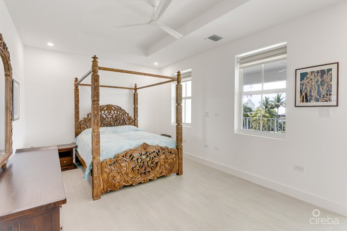 PERIWINKLE CANAL-FRONT 4 BED WITH DOCK