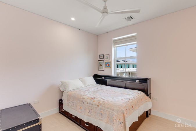 PERIWINKLE CANAL-FRONT 4 BED WITH DOCK