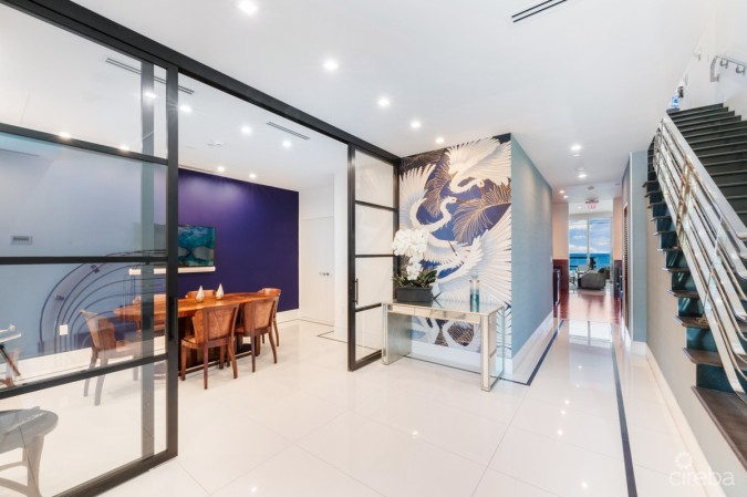 FIN OCEANFRONT CORNER RESIDENCE