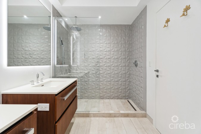 TIDES 4-BED BEACHFRONT CONDO WITH OVERSIZED TERRACE