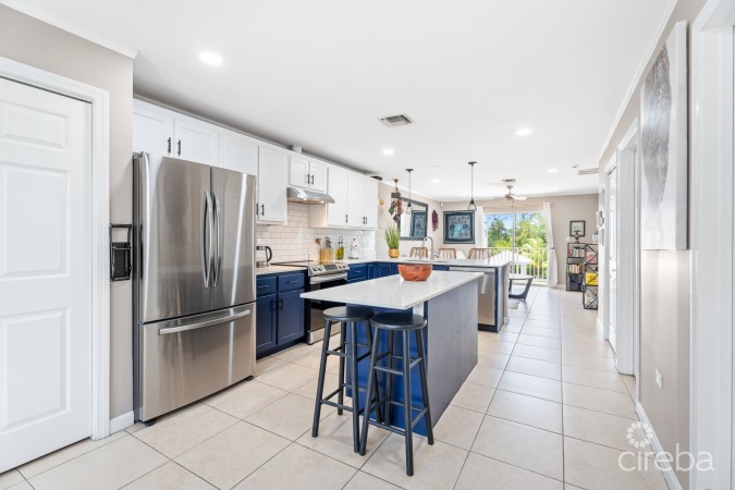 UPGRADED 2BEDS CANALFRONT