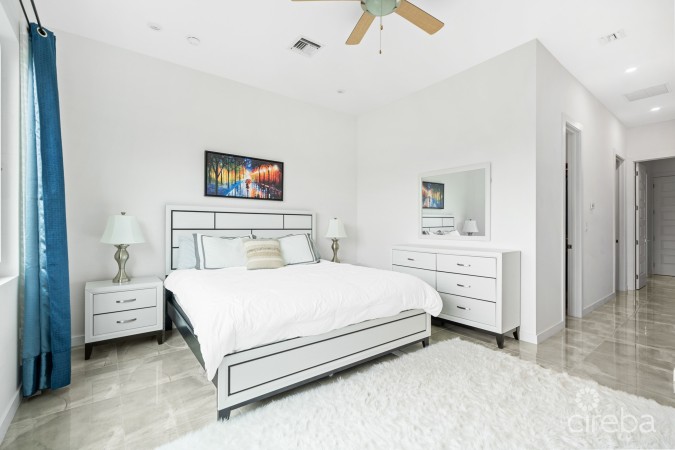 ELEVEN PARC TOWNHOME – PRIME LOCATION IN SEVEN MILE BEACH CORRIDOR