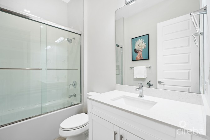 ELEVEN PARC TOWNHOME – PRIME LOCATION IN SEVEN MILE BEACH CORRIDOR