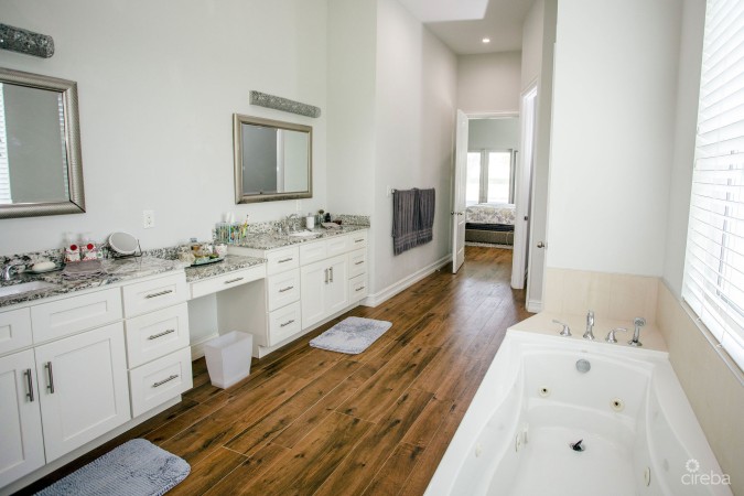 CRYSTAL HARBOUR LUXURY 5BR/5.5BA CANAL FRONT HOME