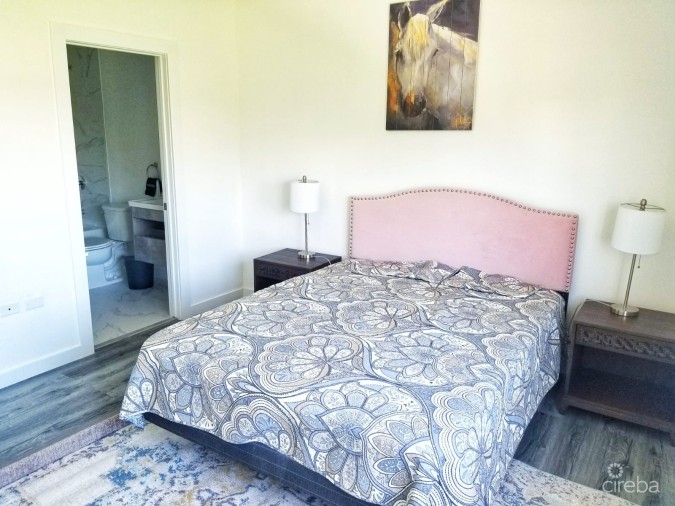 ROYAL PINES SPACIOUS TOWNHOUSE STYLE CONDO