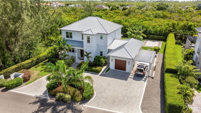 THE LAKES EXECUTIVE FAMILY HOME WITH POOL