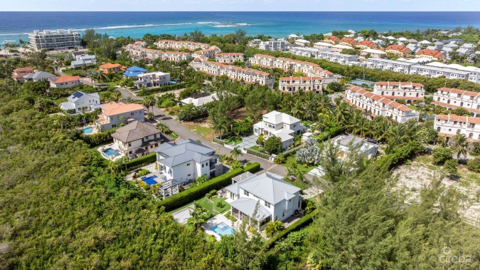 THE LAKES EXECUTIVE FAMILY HOME WITH POOL