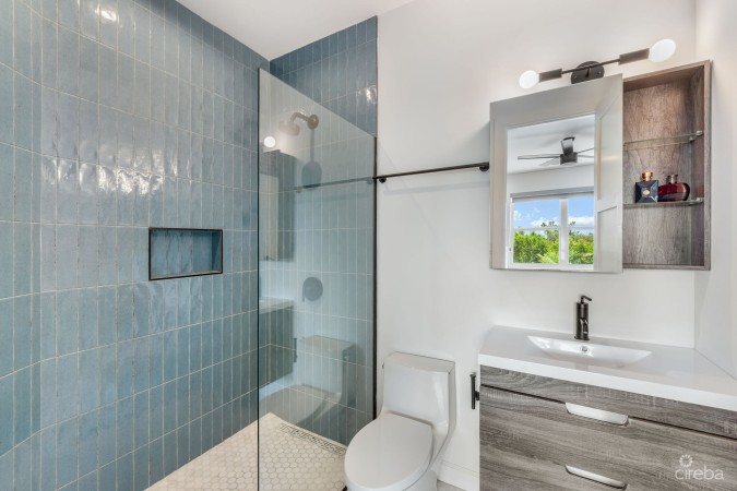 THE LAKES EXECUTIVE FAMILY HOME WITH POOL