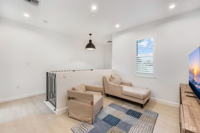 THE LAKES EXECUTIVE FAMILY HOME WITH POOL