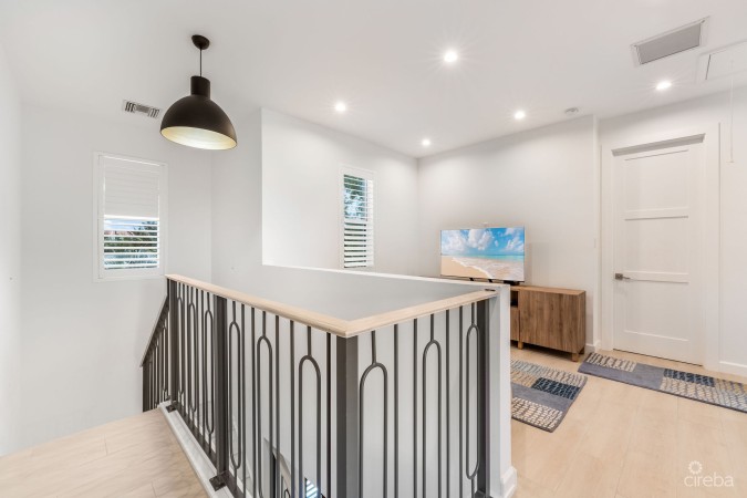 THE LAKES EXECUTIVE FAMILY HOME WITH POOL