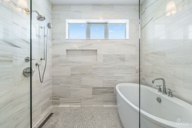 THE LAKES EXECUTIVE FAMILY HOME WITH POOL