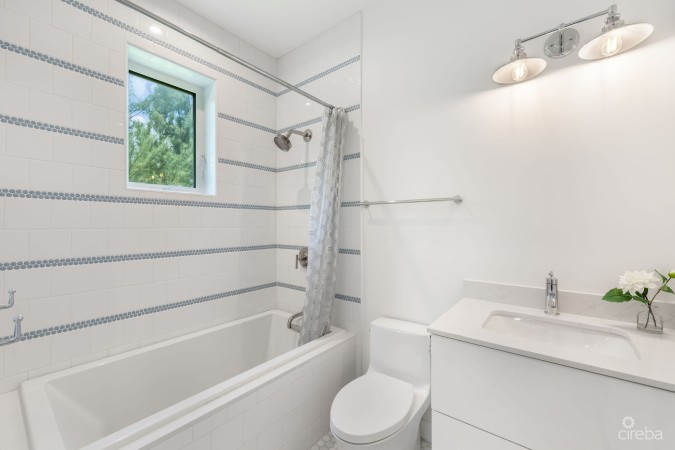 THE LAKES EXECUTIVE FAMILY HOME WITH POOL