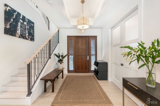 THE LAKES EXECUTIVE FAMILY HOME WITH POOL