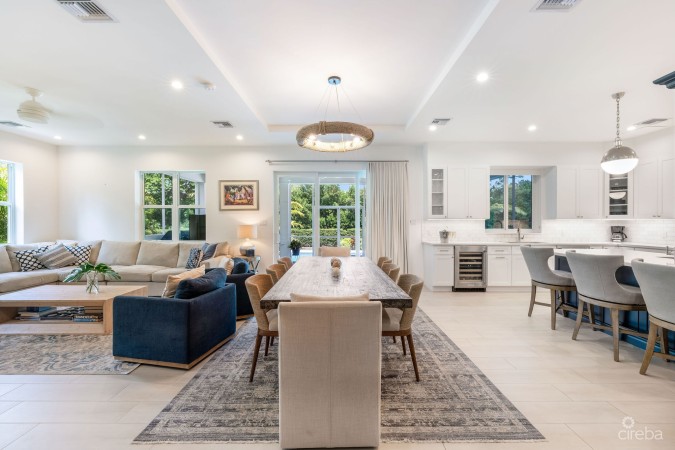 THE LAKES EXECUTIVE FAMILY HOME WITH POOL