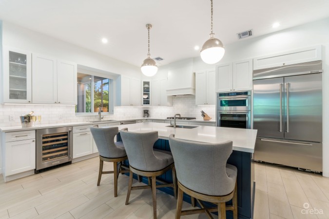 THE LAKES EXECUTIVE FAMILY HOME WITH POOL