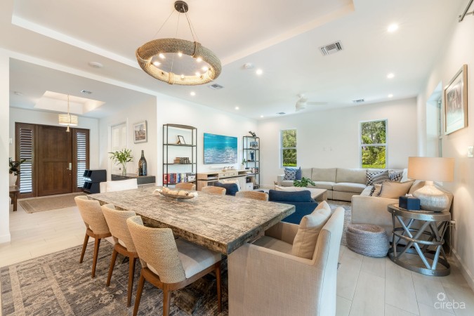 THE LAKES EXECUTIVE FAMILY HOME WITH POOL