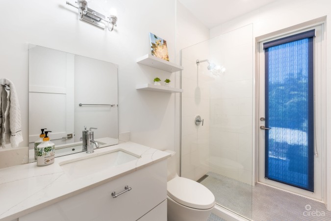 THE LAKES EXECUTIVE FAMILY HOME WITH POOL