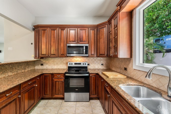 SPACIOUS 4-BEDROOM HOME IN TROPICAL GARDENS