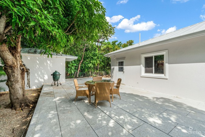 SPACIOUS 4-BEDROOM HOME IN TROPICAL GARDENS