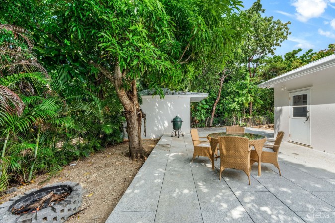 SPACIOUS 4-BEDROOM HOME IN TROPICAL GARDENS