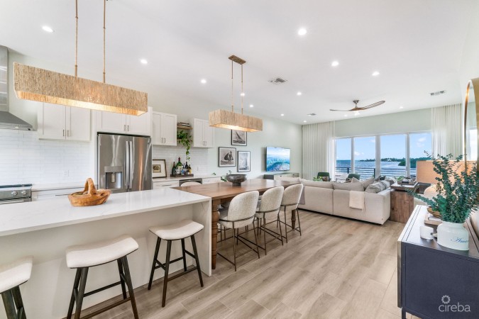 OCEAN CREST 14, OCEANFRONT TOWNHOME WITH STUDIO