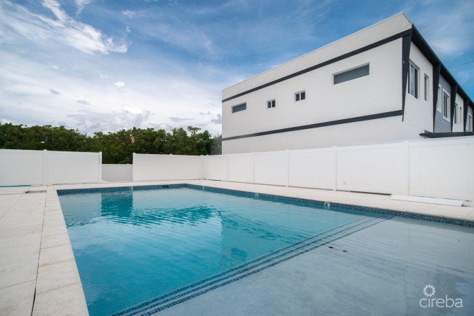 ACROSS FROM BEACH--SOUTH SOUND--3BED/3.5BATH TOWNHOUSE--FENCED YARD--THE MANTRAS