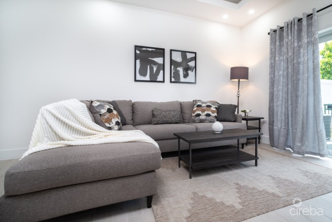 ACROSS FROM BEACH--SOUTH SOUND--3BED/3.5BATH TOWNHOUSE--FENCED YARD--THE MANTRAS