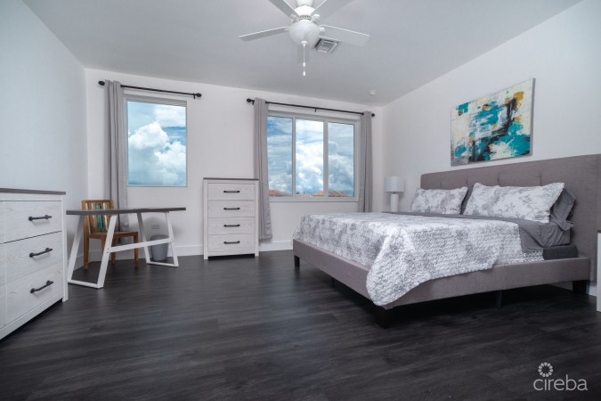 ACROSS FROM BEACH--SOUTH SOUND--3BED/3.5BATH TOWNHOUSE--FENCED YARD--THE MANTRAS