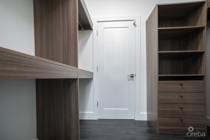 ACROSS FROM BEACH--SOUTH SOUND--3BED/3.5BATH TOWNHOUSE--FENCED YARD--THE MANTRAS