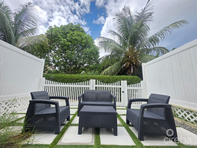 ACROSS FROM BEACH--SOUTH SOUND--3BED/3.5BATH TOWNHOUSE--FENCED YARD--THE MANTRAS