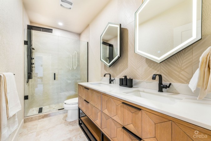 SUPERB VALUE AND VIEWS ON SPOTTS BEACH - 15 CORAL BAY VILLAGE