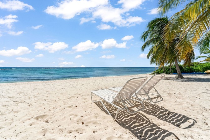 SUPERB VALUE AND VIEWS ON SPOTTS BEACH - 15 CORAL BAY VILLAGE